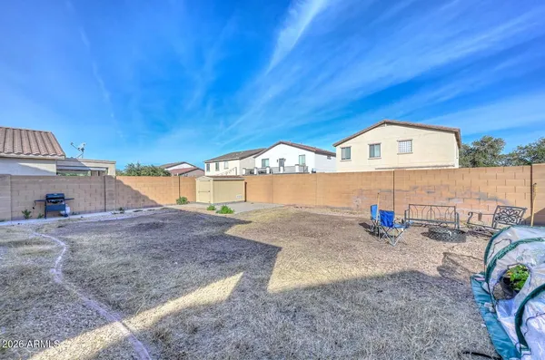 a view of a backyard