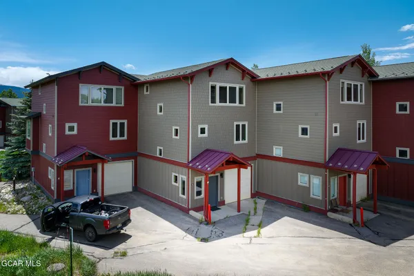 a view of a house with a small yard and plants