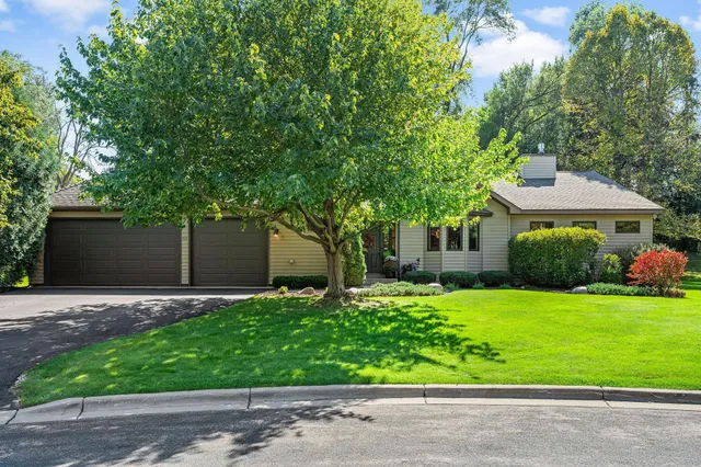 $625,000 | 912 Crown Court, Mendota Heights, MN 55118