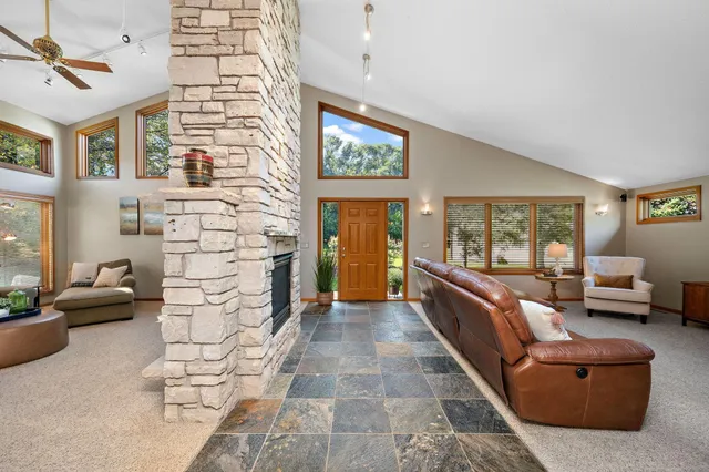 $625,000 | 912 Crown Court, Mendota Heights, MN 55118