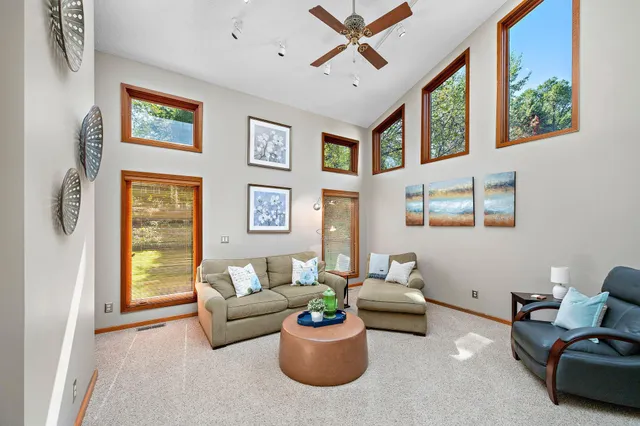 $625,000 | 912 Crown Court, Mendota Heights, MN 55118