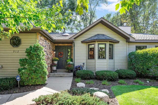 $625,000 | 912 Crown Court, Mendota Heights, MN 55118