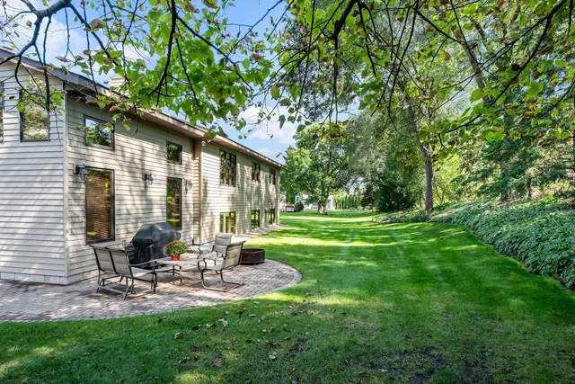 $625,000 | 912 Crown Court, Mendota Heights, MN 55118