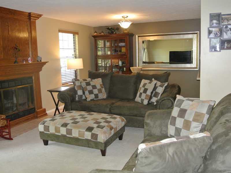 118 Old English Road Pittsburgh, PA 15237 - Photo 4 of 11 Living Room.