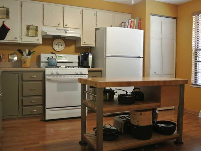 118 Old English Road Pittsburgh, PA 15237 - Photo 5 of 11 Kitchen. Huge....Eat-in-Kitchen...Pantry...Loads of cabinet space