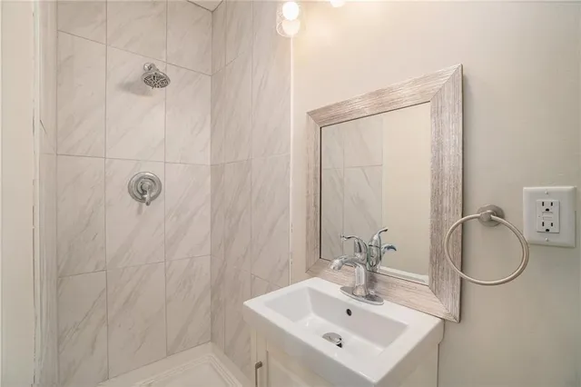 $205,000 | 915 Northeast 44th Street, Kansas City, MO 64116