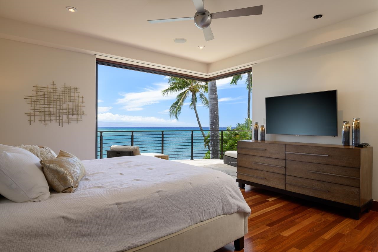 4809 Lower Honoapiilani Road Lahaina, HI 96761 - Photo 31 of 49 a bedroom with a bed and large window