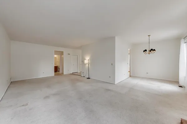 $465,000 | 220 University Drive, Unit 220, Mount Prospect, IL 60056