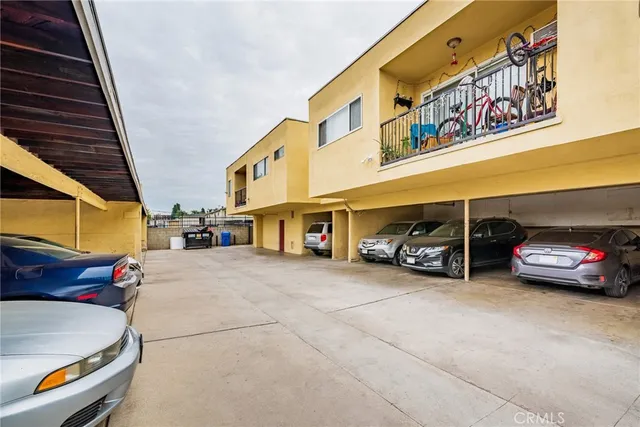 $2,000 | 17463 Vanowen Street, Unit 8, Van Nuys, CA 91406