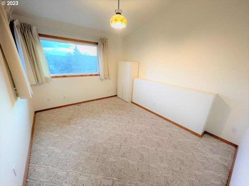 92831 Walluski Loop Astoria, OR 97103 - Photo 24 of 32 an empty room with windows