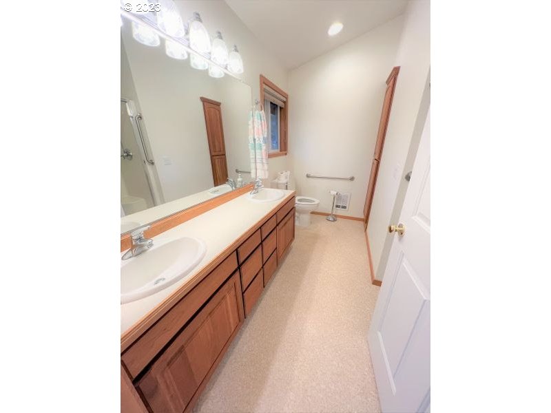 92831 Walluski Loop Astoria, OR 97103 - Photo 26 of 32 a view of hotel and bathroom