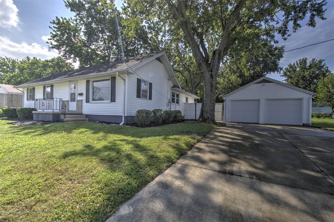 1715 West Ravina Park Road Decatur, IL 62526 - Photo 3 of 22 Gallery Image 3
