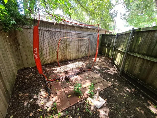 a view of a backyard