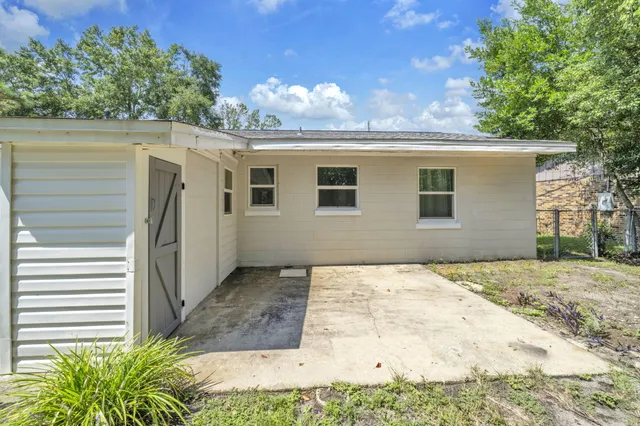 a view of backyard of the house