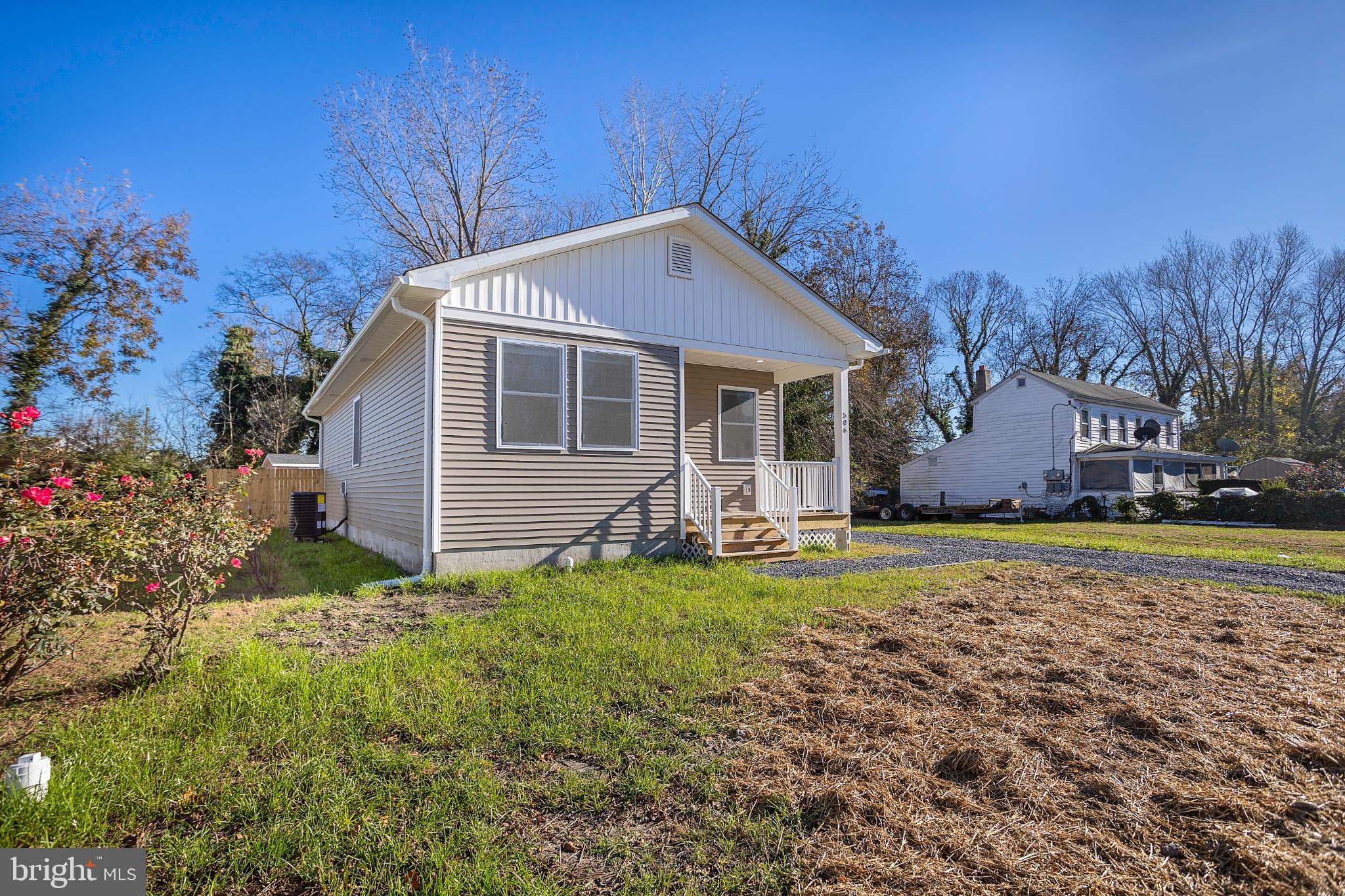 a view of a house with backyard
