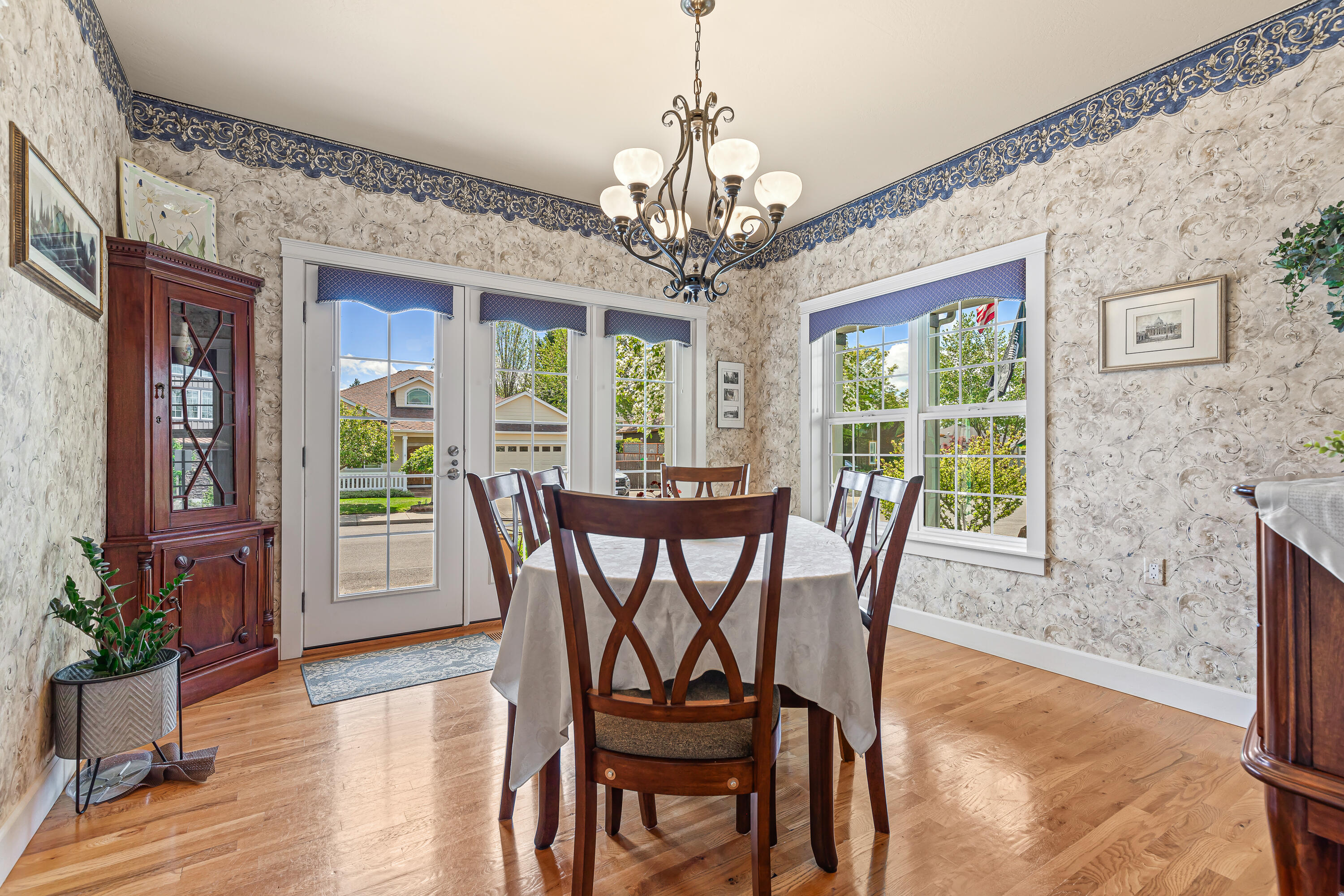 8 Falling Leaf Lane Eagle Point, OR 97524 - Photo 26 of 73 Dining Room