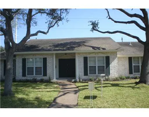 a view of a house with backyard and pool