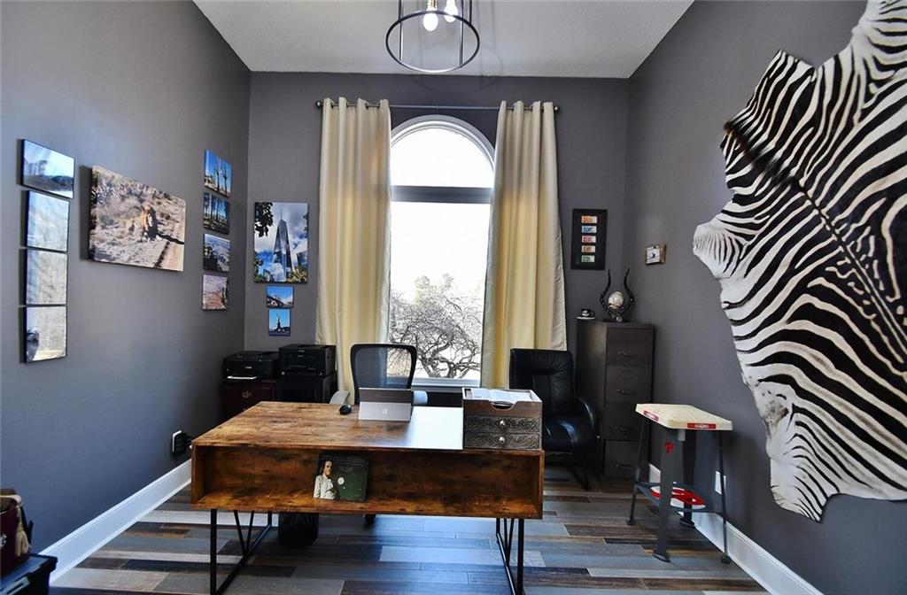 184 Scott Circle Toccoa, GA 30577 - Photo 13 of 52 a view of a livingroom with furniture and window