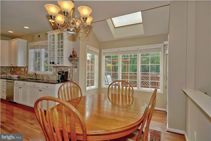 10993 Clover Hunt Court Reston, VA 20194 - Photo 11 of 30 Breakfast Area with Greenhouse Bumpout