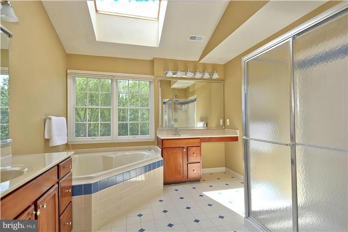10993 Clover Hunt Court Reston, VA 20194 - Photo 22 of 30 Bath (Master)