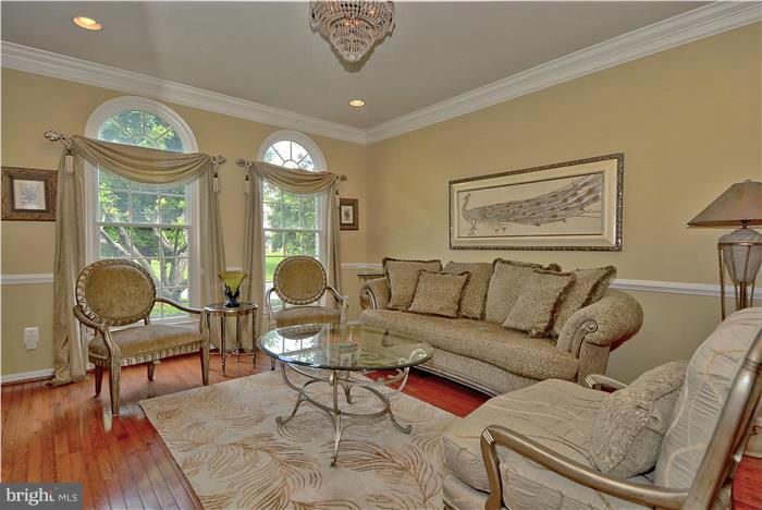 10993 Clover Hunt Court Reston, VA 20194 - Photo 4 of 30 Living Room