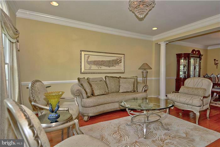 10993 Clover Hunt Court Reston, VA 20194 - Photo 5 of 30 Living Room