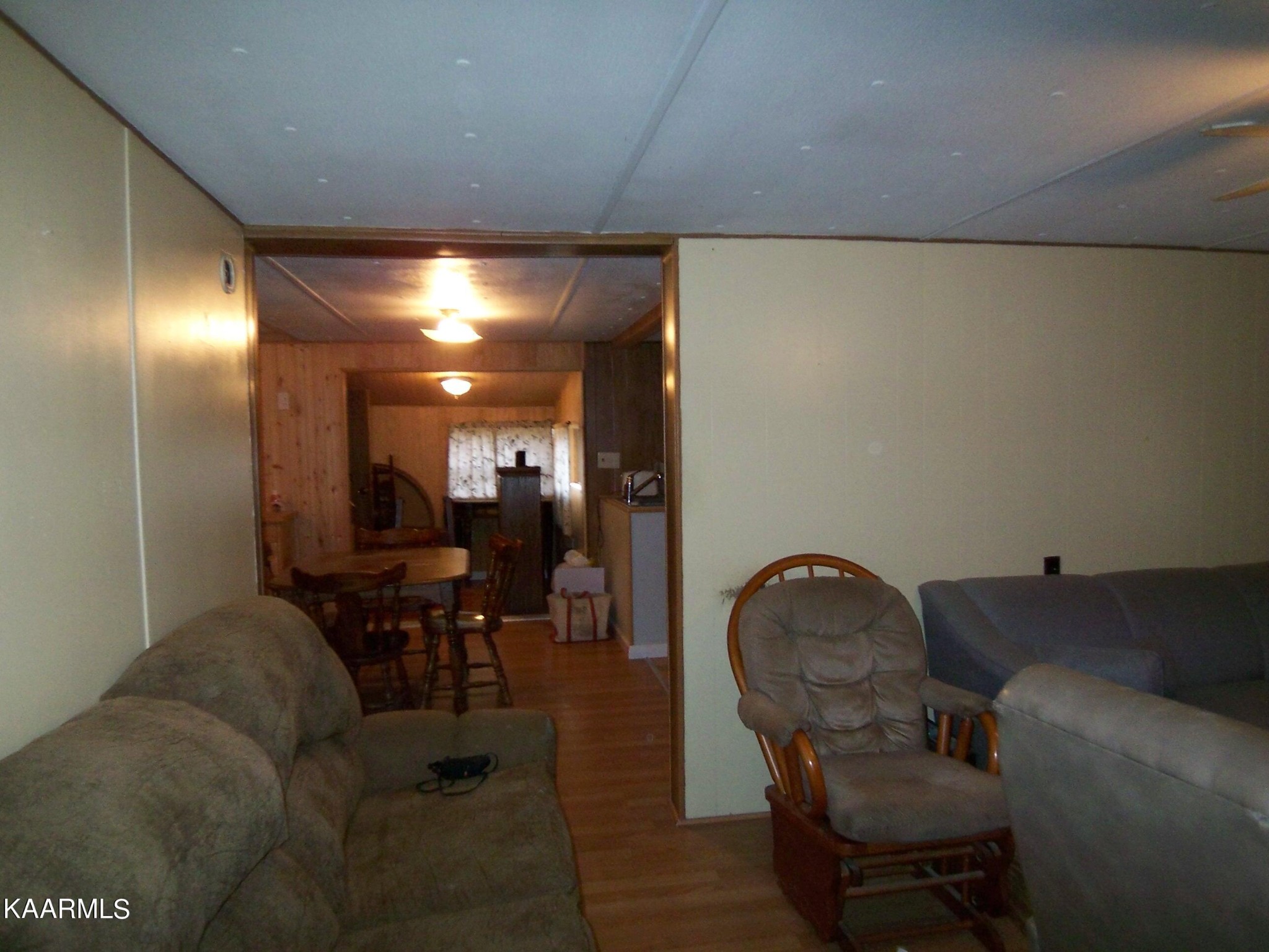 415 Kerrigan Road Crossville, TN 38555 - Photo 4 of 18 a living room with furniture and a mirror