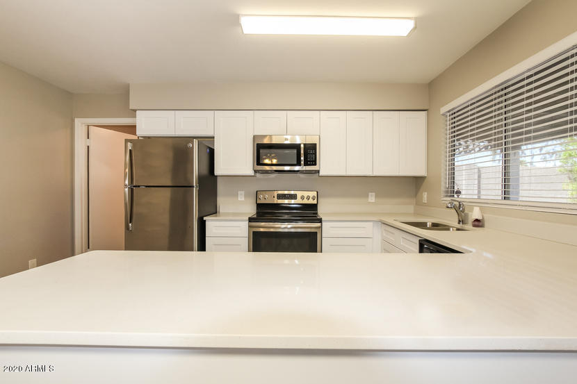 17833 North 49th Avenue Glendale, AZ 85308 - Photo 6 of 16 P3212979-04-Kitchen-658879