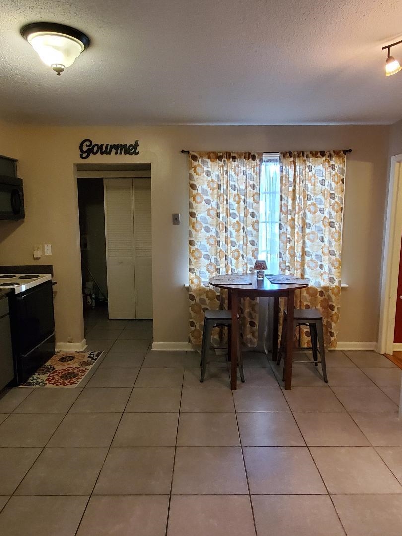 3232 Canisbay Road Memphis, TN 38128 - Photo 11 of 23 a dining room with furniture and window