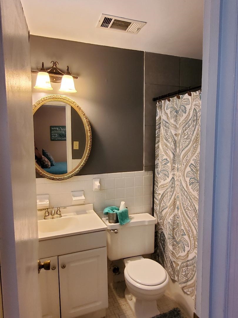3232 Canisbay Road Memphis, TN 38128 - Photo 15 of 23 a bathroom with a sink toilet and mirror
