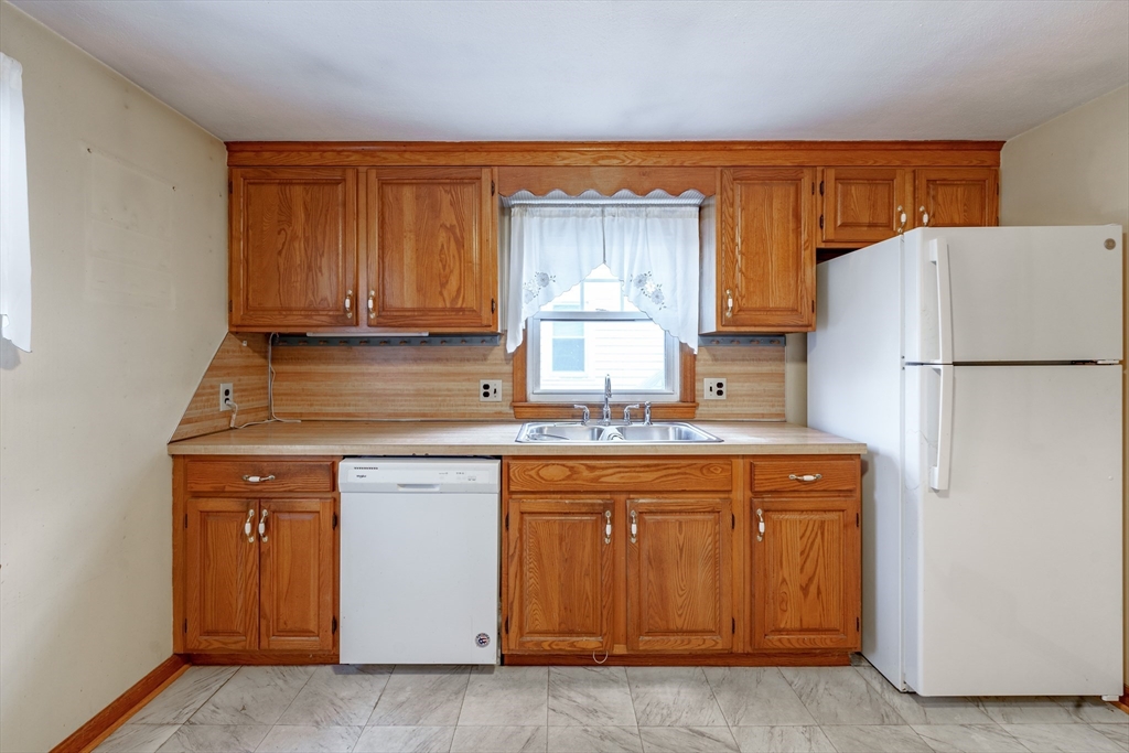 35 Sargon Street Springfield, MA 01104 - Photo 12 of 19