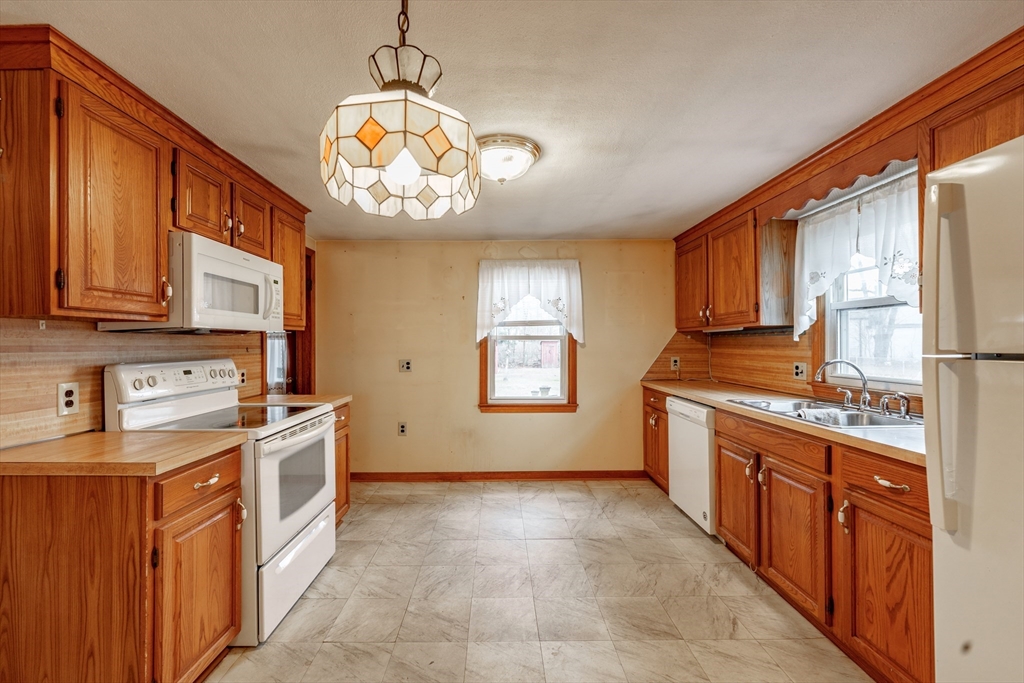 35 Sargon Street Springfield, MA 01104 - Photo 13 of 19