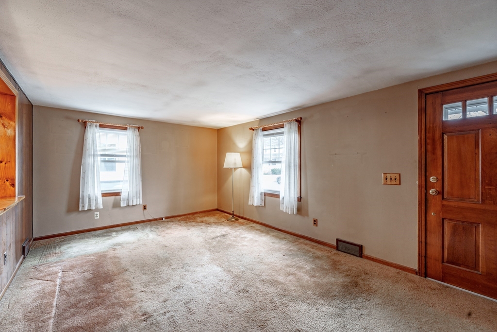 35 Sargon Street Springfield, MA 01104 - Photo 4 of 19