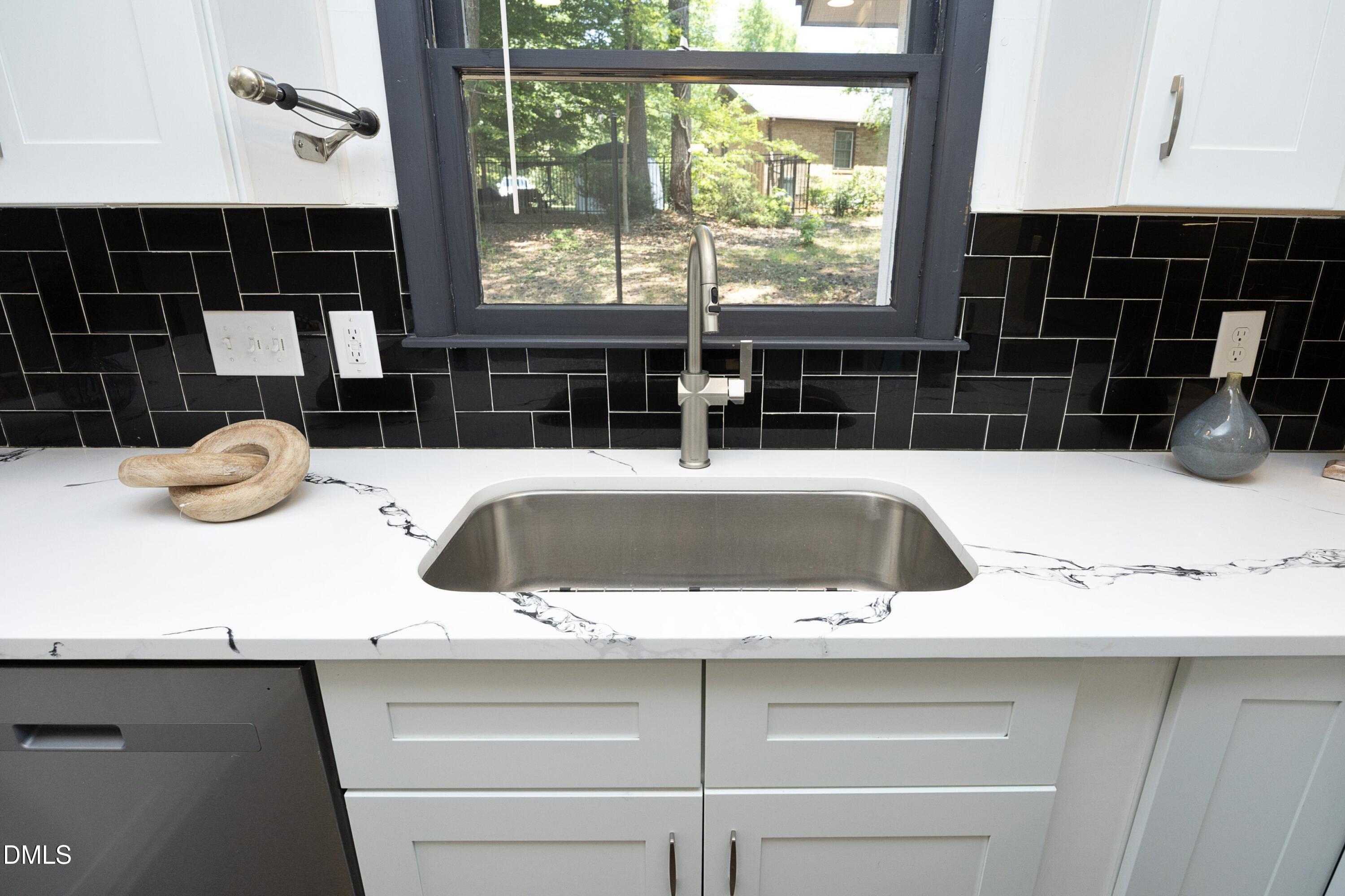 1122 Shadyside Drive Raleigh, NC 27612 - Photo 25 of 48 19Kitchen