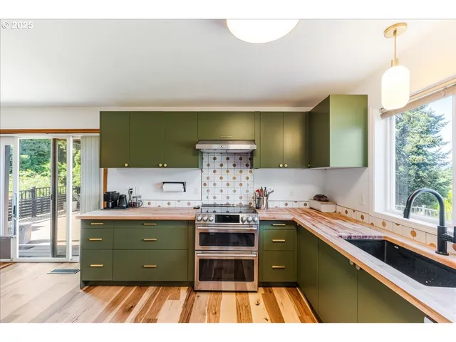 $1,320,000 | 10623 Northeast Fox Farm Road, Dundee, OR 97115