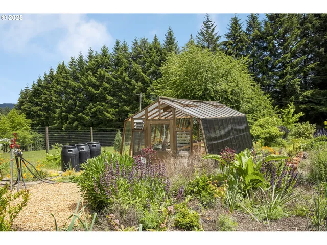 $1,320,000 | 10623 Northeast Fox Farm Road, Dundee, OR 97115