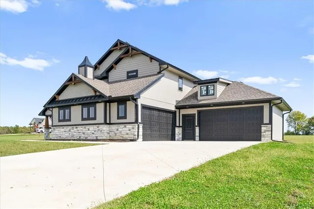 $959,000 | 13507 Woodland Rnch Drive, Lee's Summit, MO 64086