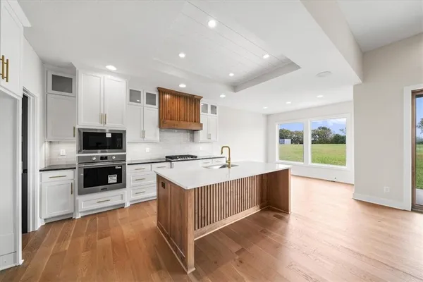 $948,000 | 13507 Woodland Rnch Drive, Lee's Summit, MO 64086