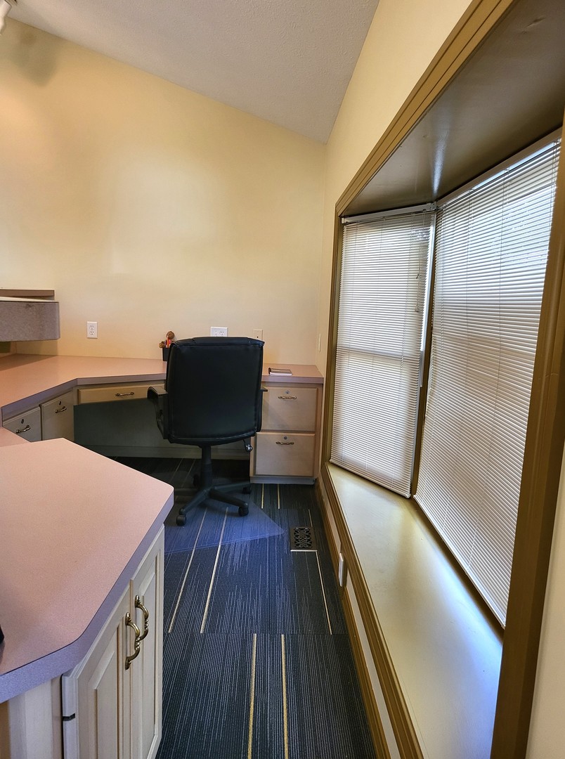 2306 Maysel Street Bloomington, IL 61701 - Photo 5 of 32