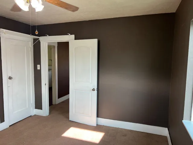 a view of empty room with a ceiling fan