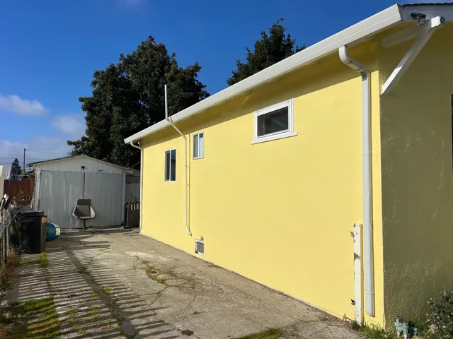 a view of a house with a backyard