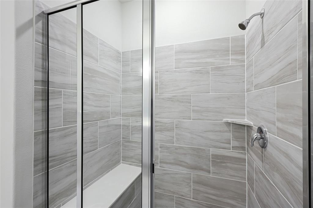 3900 Coco Lane Sherman, TX 75090 - Photo 15 of 40 Bathroom featuring a tile shower