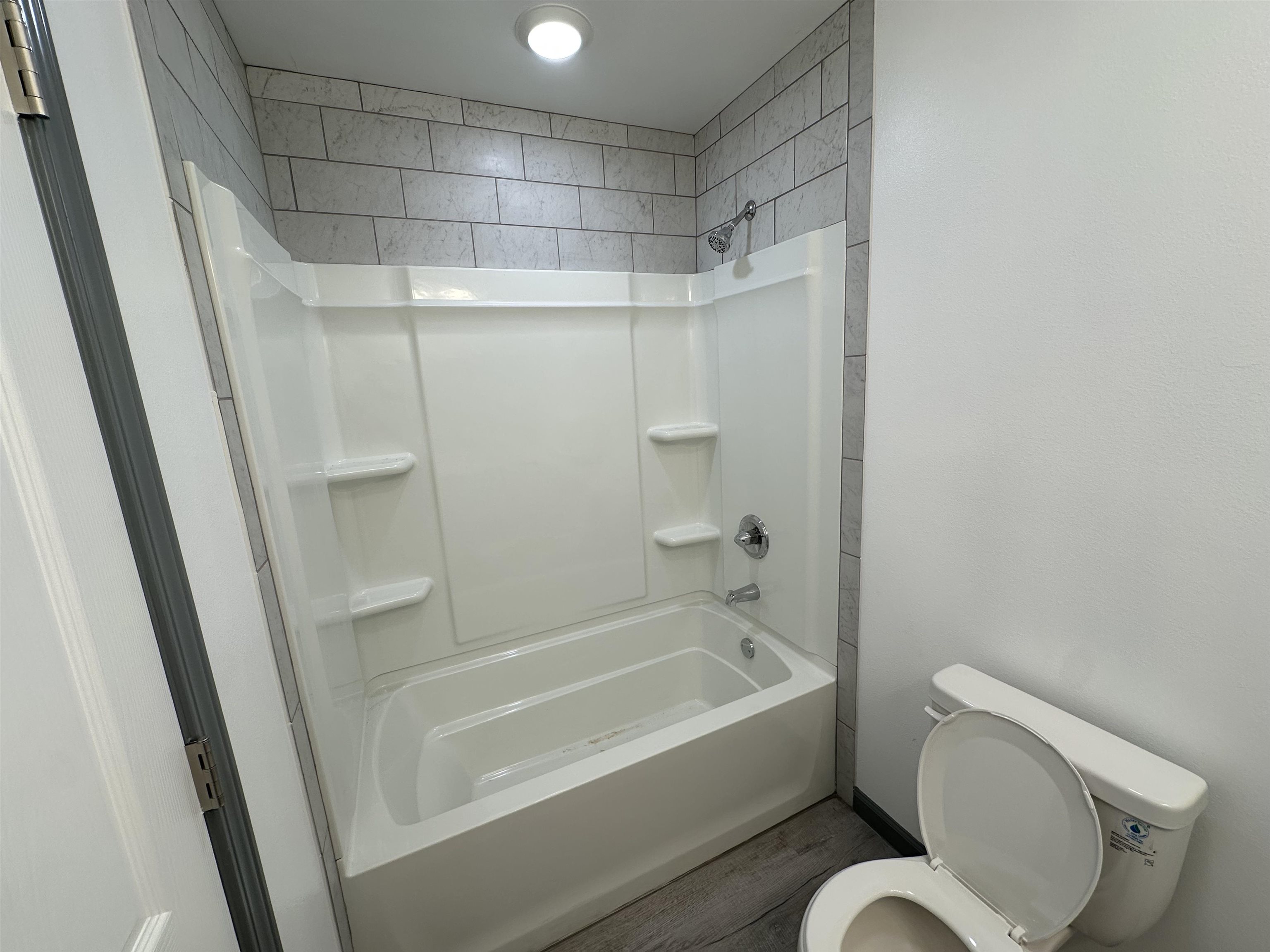 3410 Cactus Trail Kingsland, TX 78639 - Photo 14 of 26 a bathroom with a bathtub and toilet