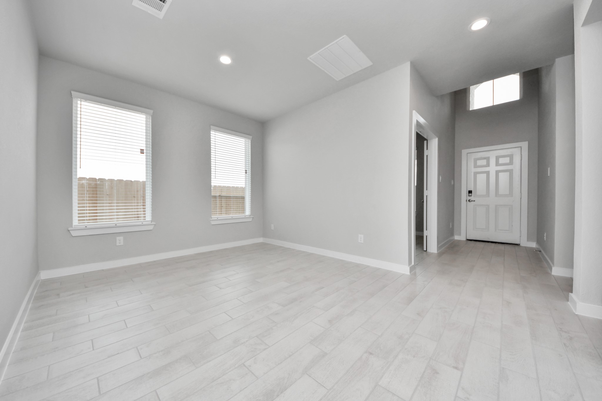11122 Tulip Rdg Trail Houston, TX 77044 - Photo 7 of 34 an empty room with windows and closet
