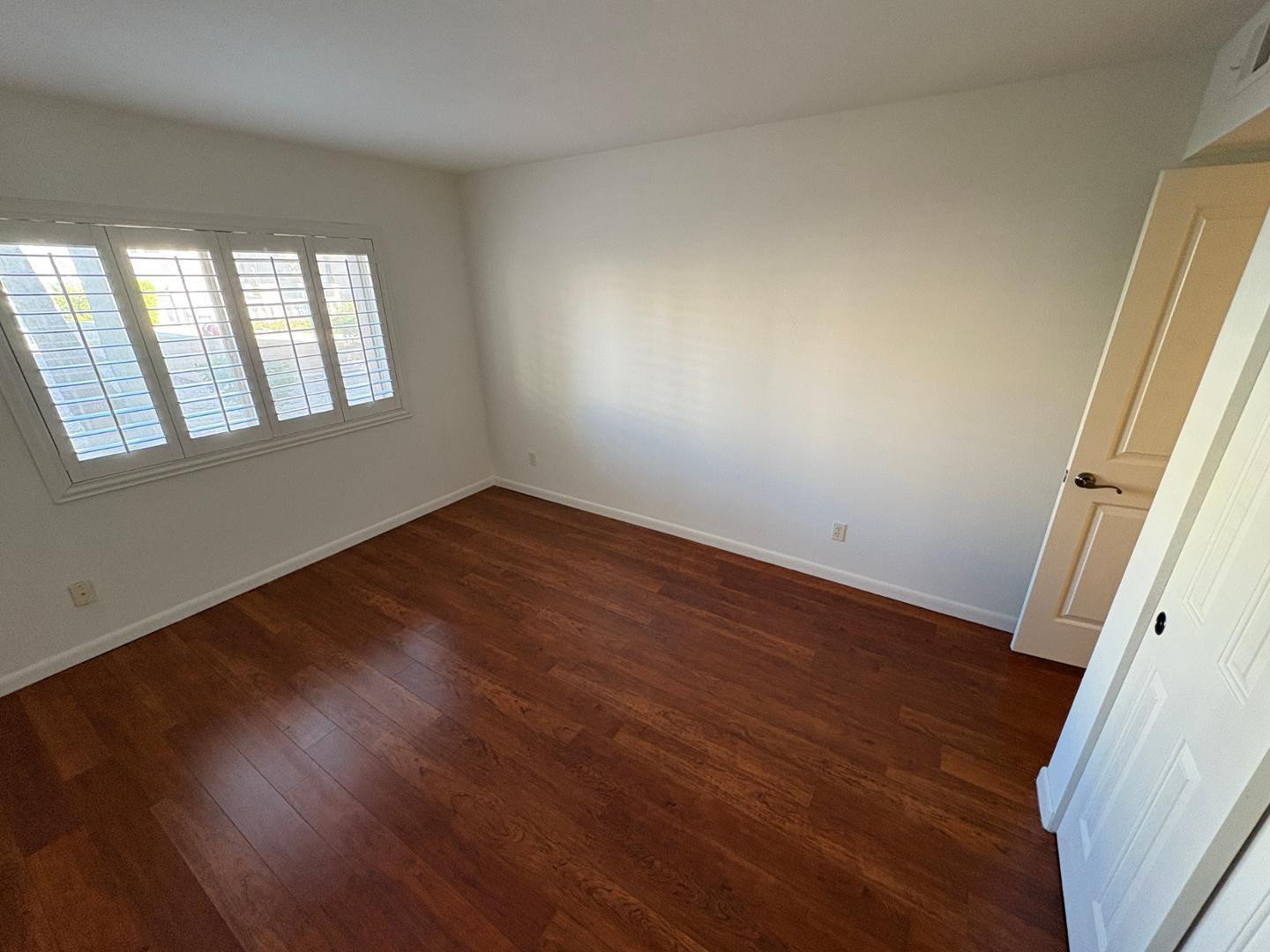 7850 East Camelback Road, Unit 109 Scottsdale, AZ 85251 - Photo 13 of 26 an empty room with wooden floor and windows