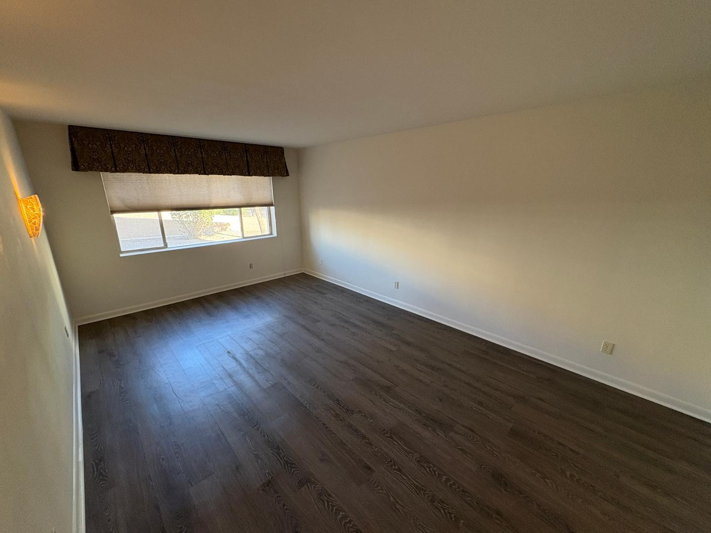 7850 East Camelback Road, Unit 109 Scottsdale, AZ 85251 - Photo 14 of 26 an empty room with wooden floor and a window