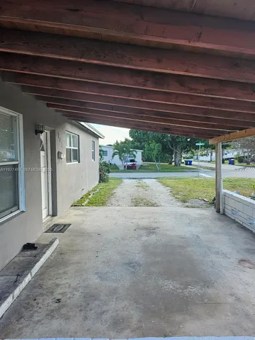 a view of a house with backyard and porch