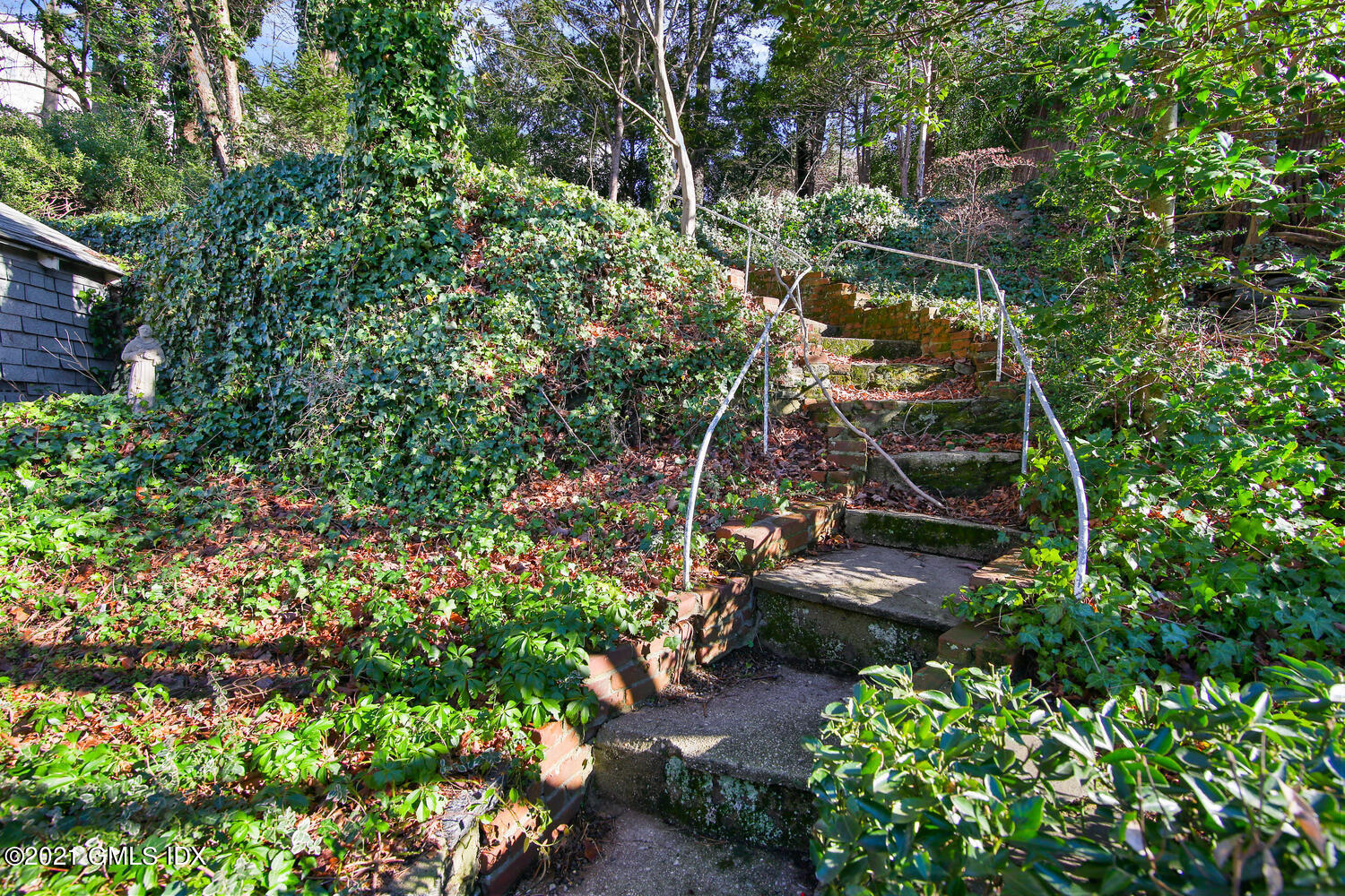 17 Pemberwick Road Greenwich, CT 06831 - Photo 16 of 21 17 Pemberwick Rd Greenwich CT-large-032-