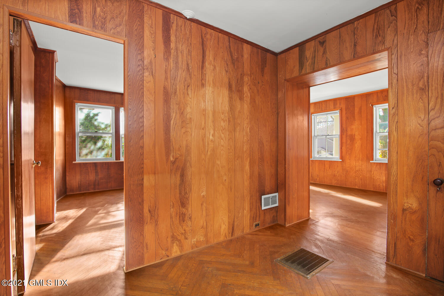 17 Pemberwick Road Greenwich, CT 06831 - Photo 5 of 21 17 Pemberwick Rd Greenwich CT-large-023-