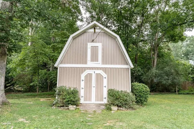 a view of a house with yard and plants